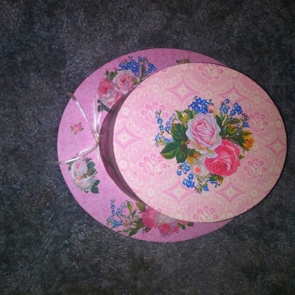 💝 Michel & Company Unique Hat Box - Picture 9 of 11